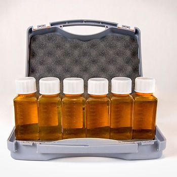 une boîte de verrouillage grise rembourrée ouverte avec six flacons de méthadone carrés orange verticaux avec des bouchons inviolables à l'épreuve des enfants