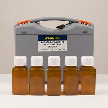 Une boîte grise de méthadone verrouillée avec une étiquette d'avertissement et cinq flacons de méthadone carrés inviolables à l'épreuve des enfants devant