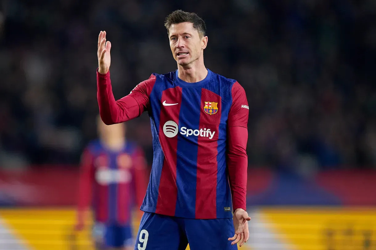 Cover image for Lewandowski bags La Liga award