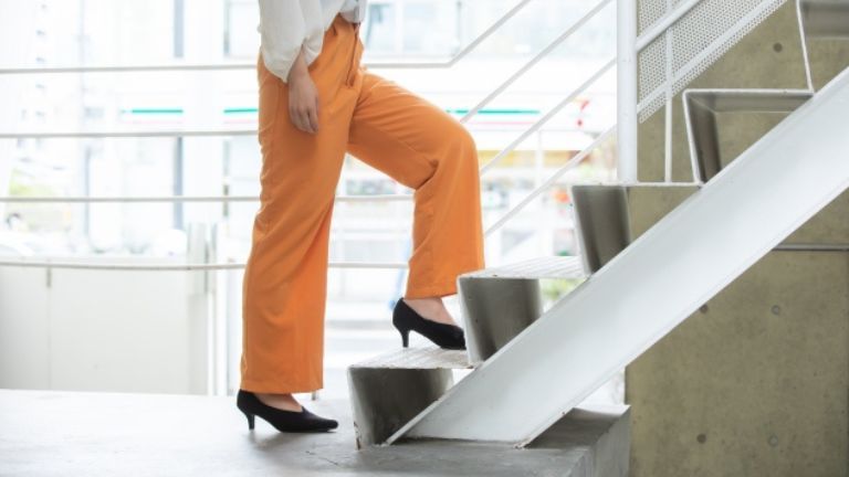 脚を上げる動き