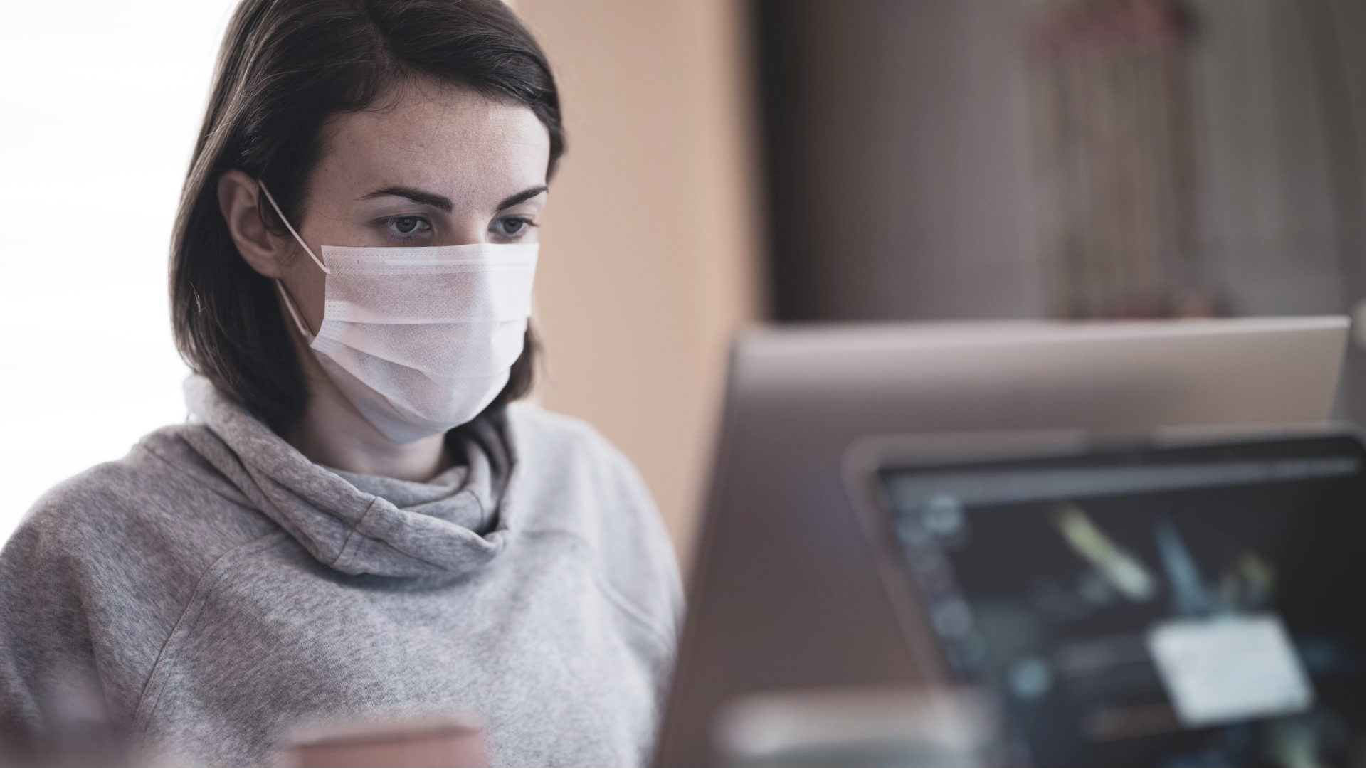 A woman checks in at the airport wearing a mask. Are vacations during the pandemic good for mental 
