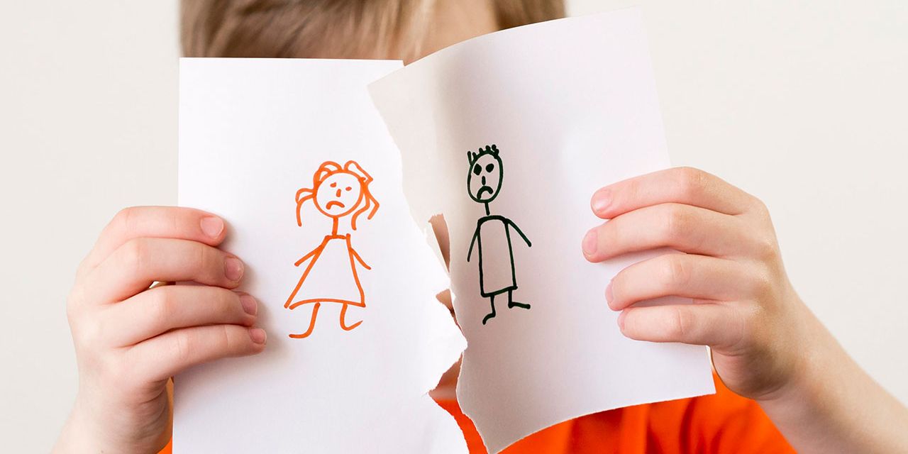 Desenho infantil rasgado mostrando figuras tristes, simbolizando temas delicados da infância como os DDS.