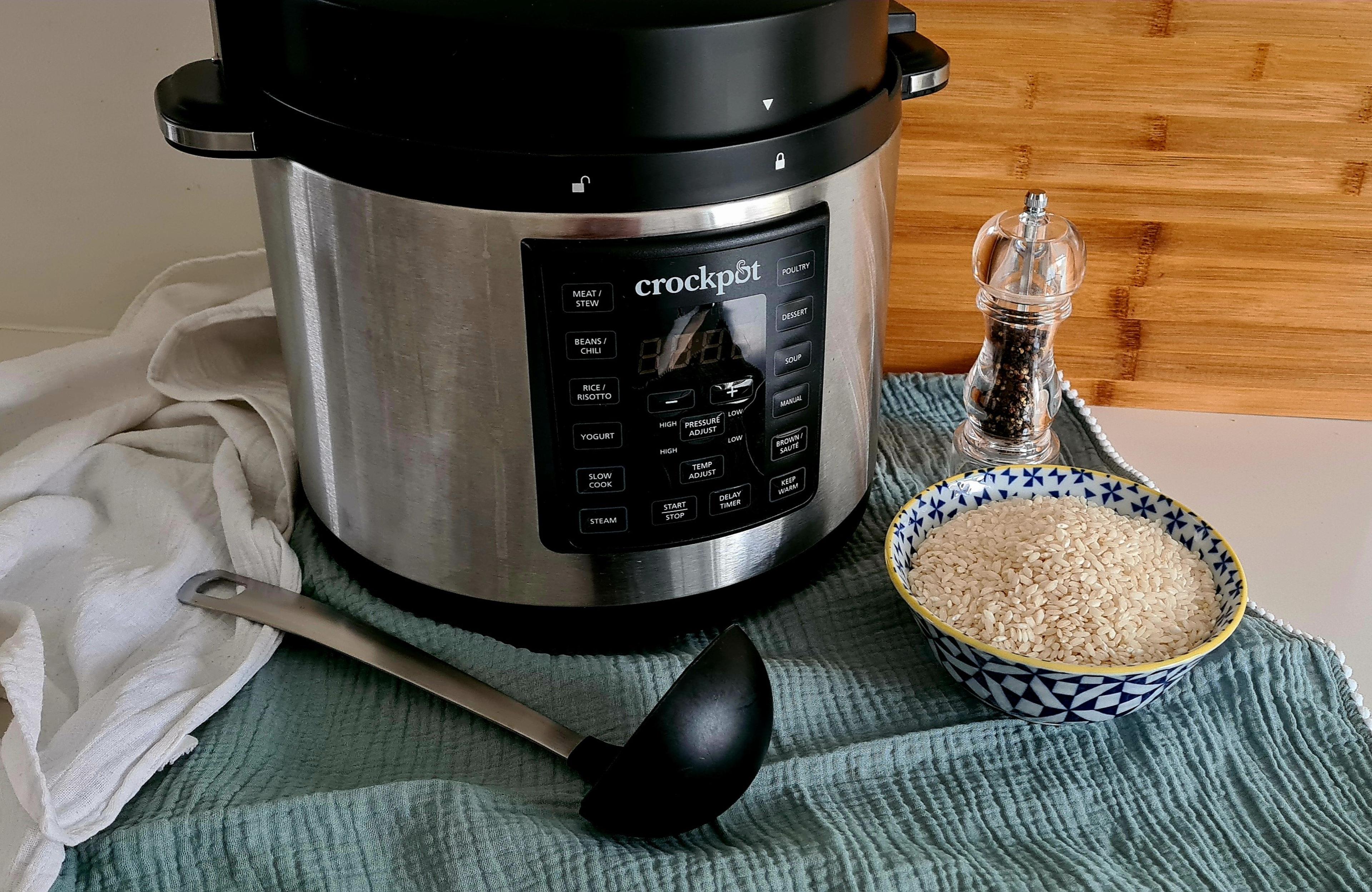 Crockpot Express op aanrecht naast een schaaltje risottorijst en een pepervaatje.