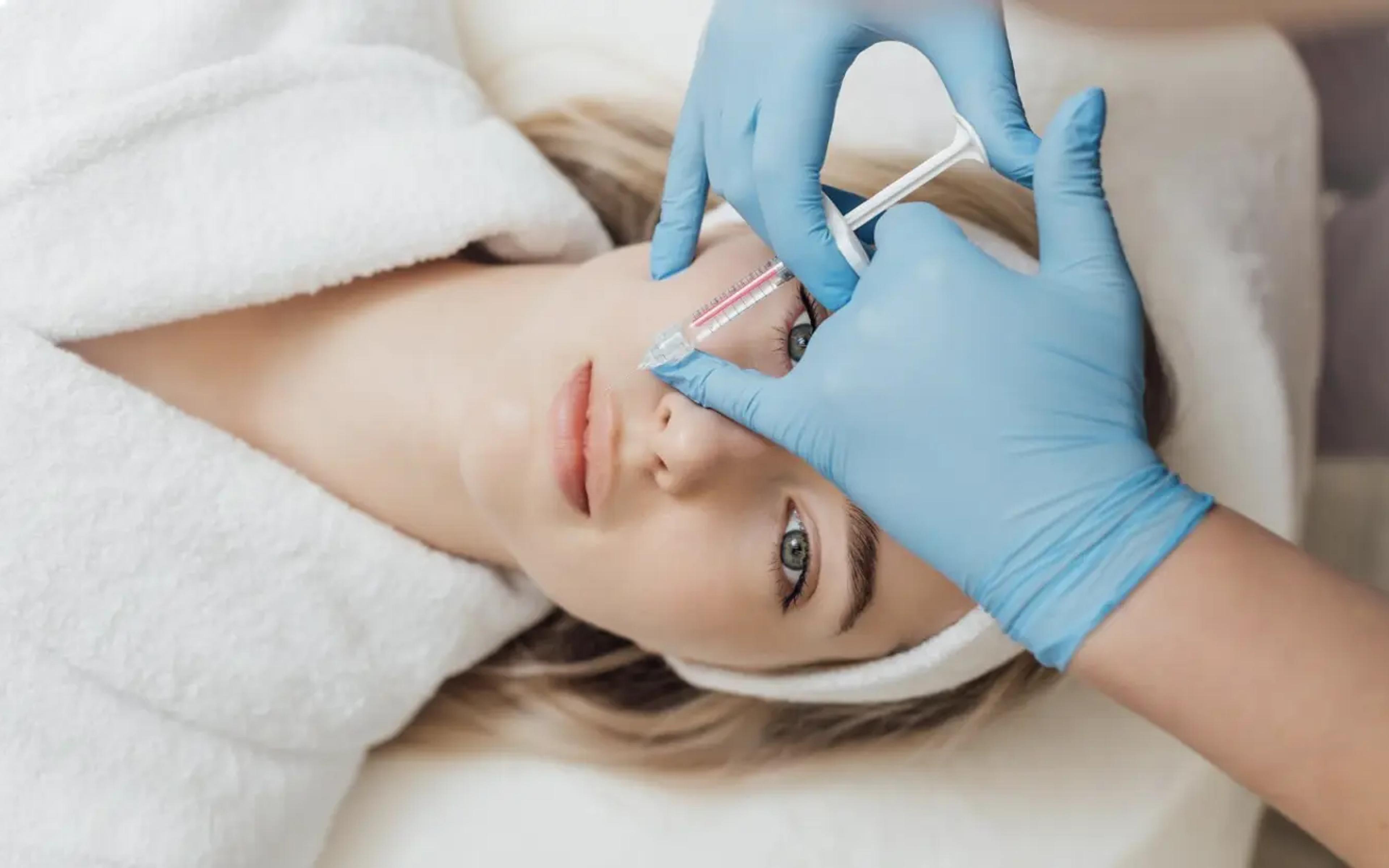 De la teorie la practică: cum îți perfecționezi abilitățile în injectările estetice