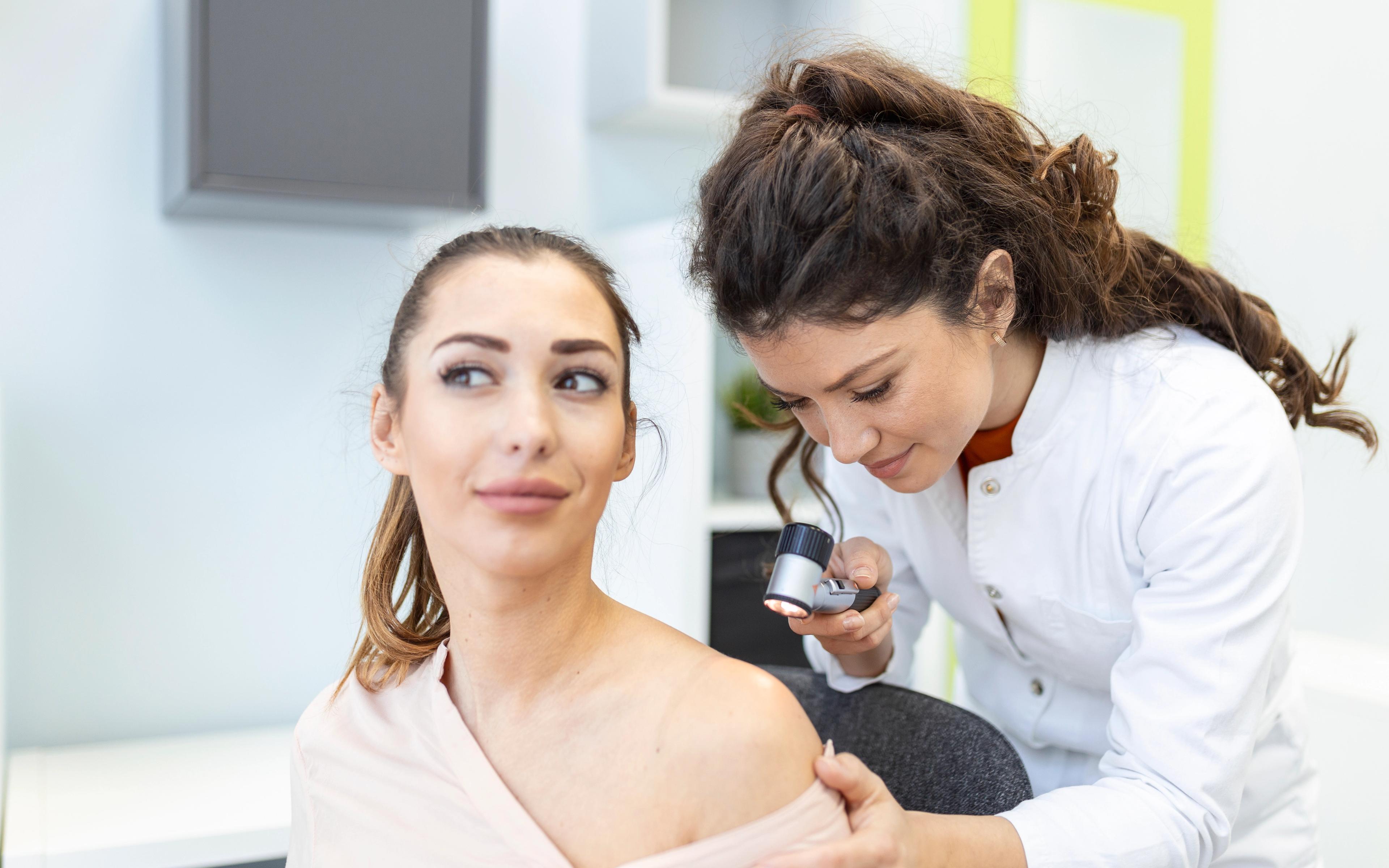 E Doar o Aluniță Sau Un Semnal de Alarmă? Dermatoscopia Face Diferența Vitală Împotriva Cancerului de Piele.