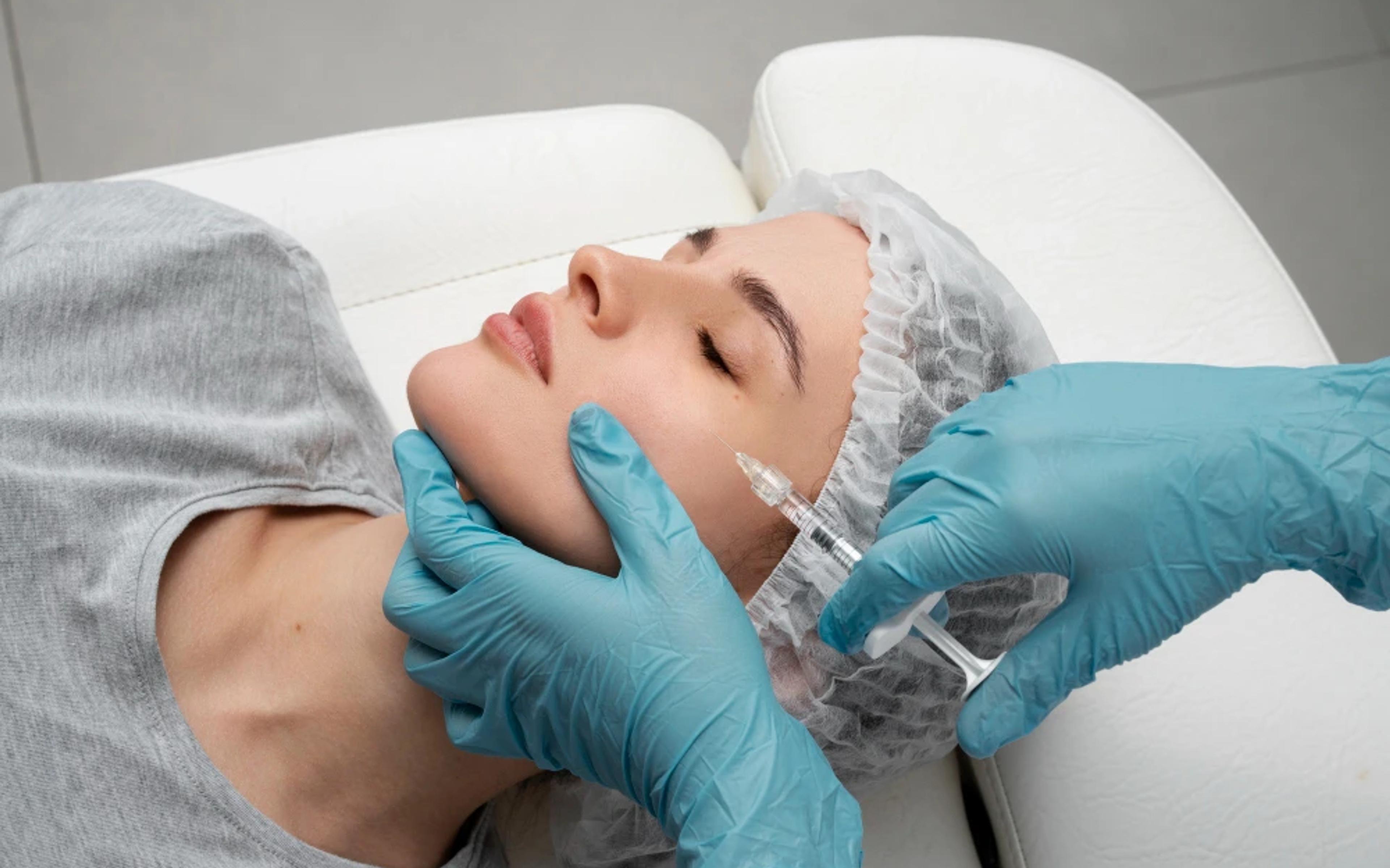 Biorevitalizarea cu produs hibrid: inovația care schimbă practica estetică