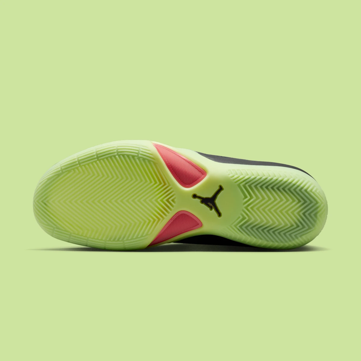Jordan Triangle "Black Barely Volt" no Brasil.