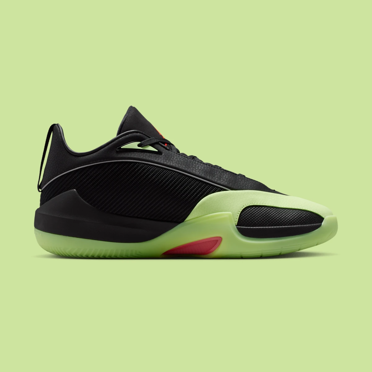 Jordan Triangle "Black Barely Volt" no Brasil.