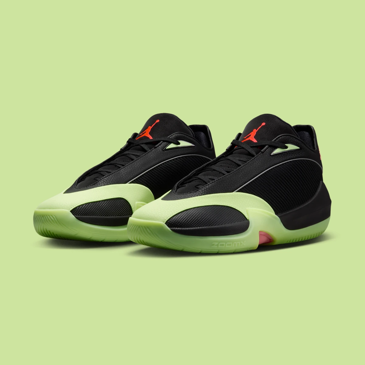 Jordan Triangle "Black Barely Volt" no Brasil.