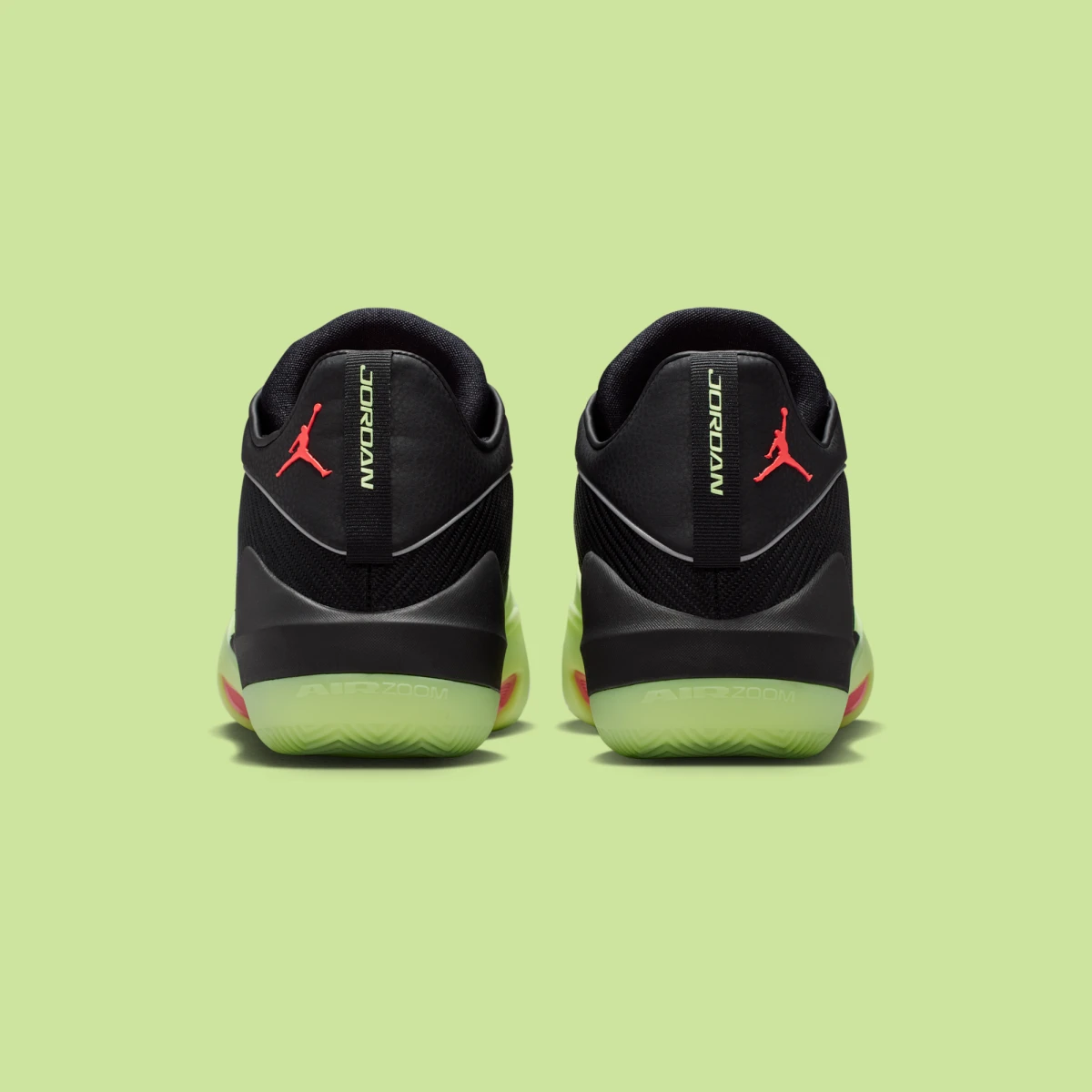 Jordan Triangle "Black Barely Volt" no Brasil.
