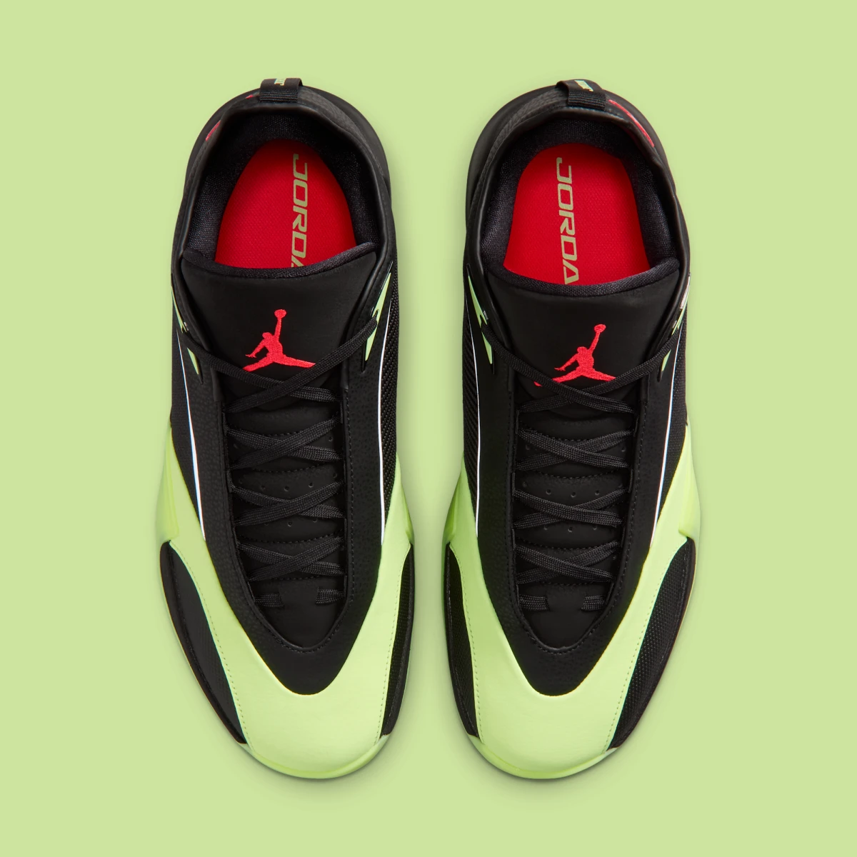 Jordan Triangle "Black Barely Volt" no Brasil.