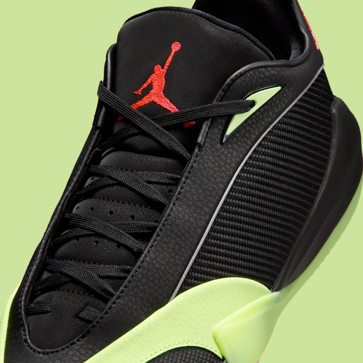 Jordan Triangle "Black Barely Volt" no Brasil.