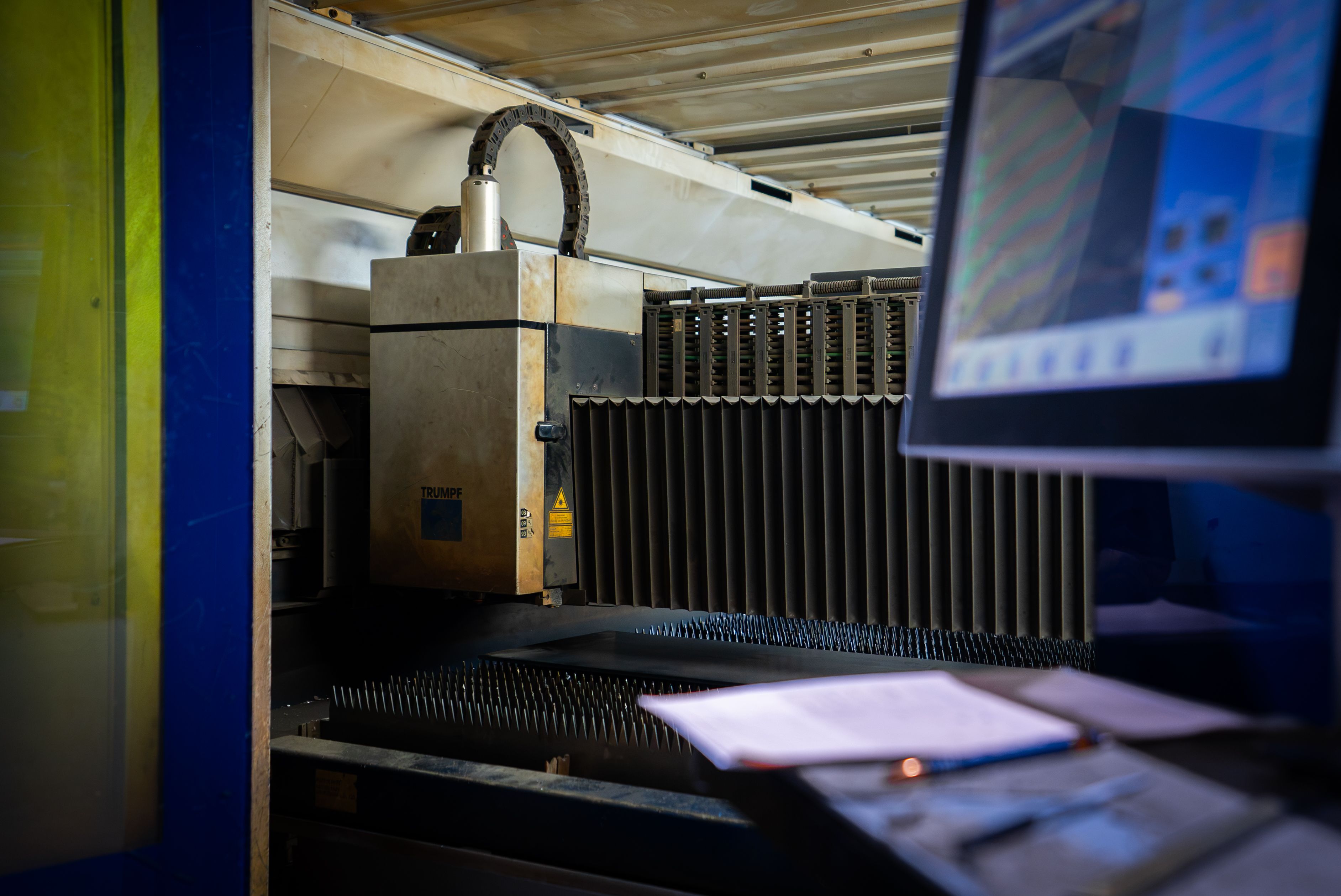 Laser cutting bed in operation