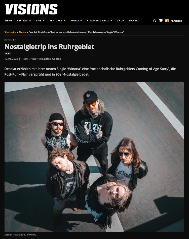 Artikel über Desolat enthält ein Foto, welches die Band aus Vogelperspektive auf einem Parkplatz zeigt