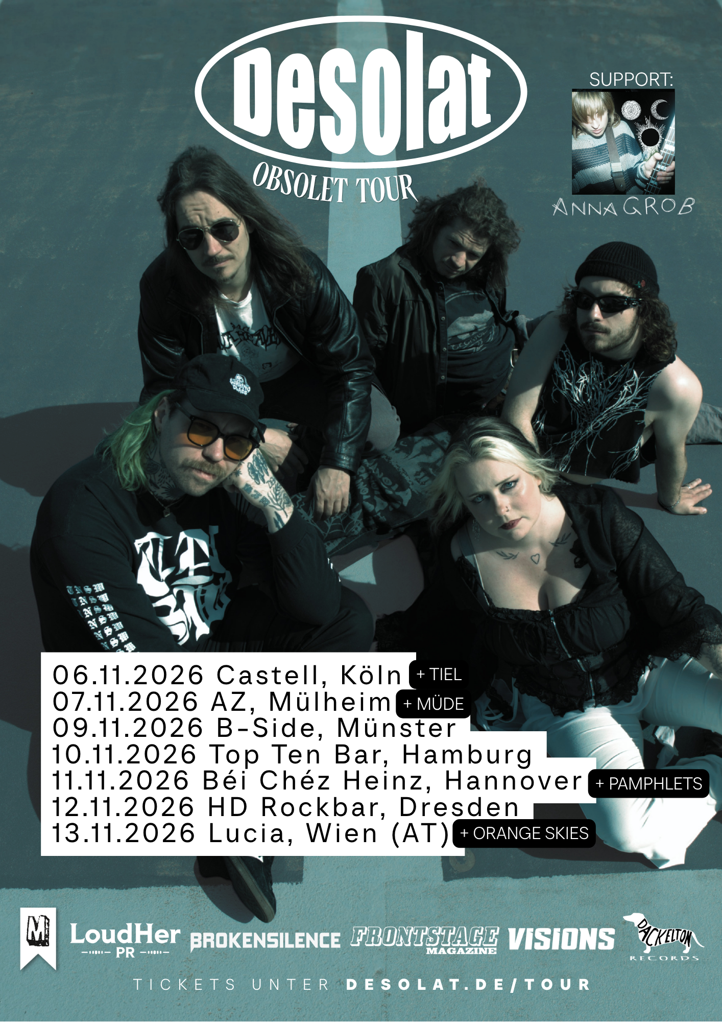 Tourposter für die Obsolet Tour 2026 der Band Desolat aus Gelsenkirchen. Abgebildet ist die Band mit den Tourterminen (s. Shows-Tabelle: Köln, Mülheim an der Ruhr, Hamburg, Hannover, Dresden, Wien). Support von Anna Grob, TIEL, Müde, Pamphlets, Orange Skies. Unterstützt von Uncle M, LoudHer PR, Broken Silence, Frontstage Magazine, Visions und Dackelton.