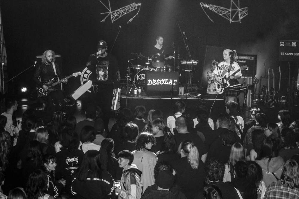 Mika play guitar in front of an cheering crowd