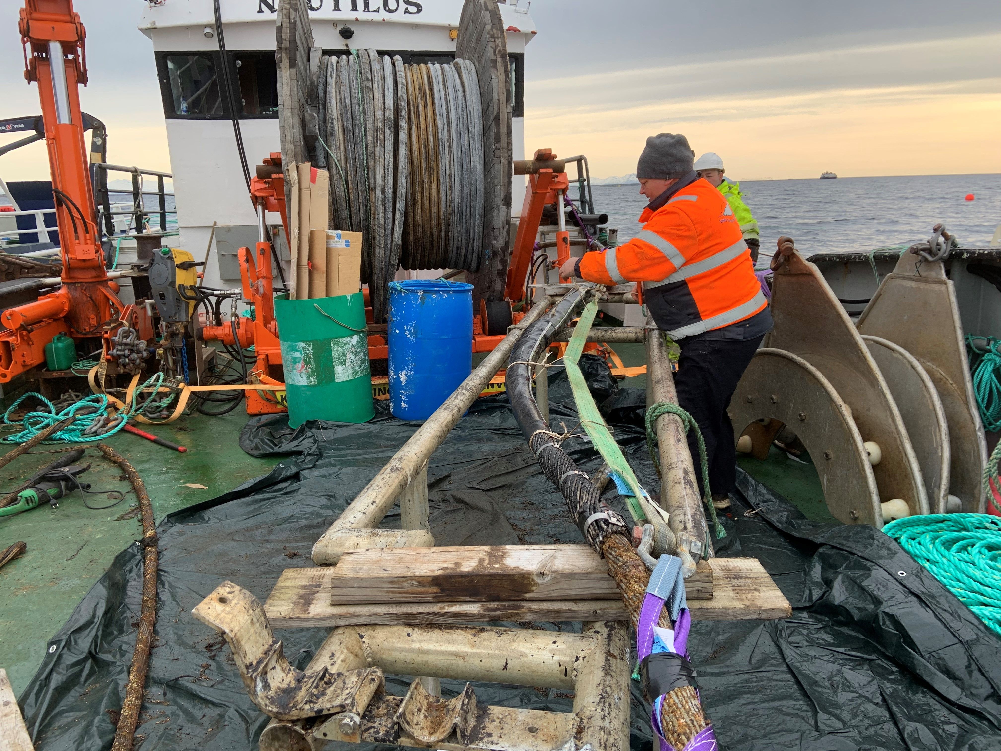 Montør reparerer feil på sjøkabel i båt.