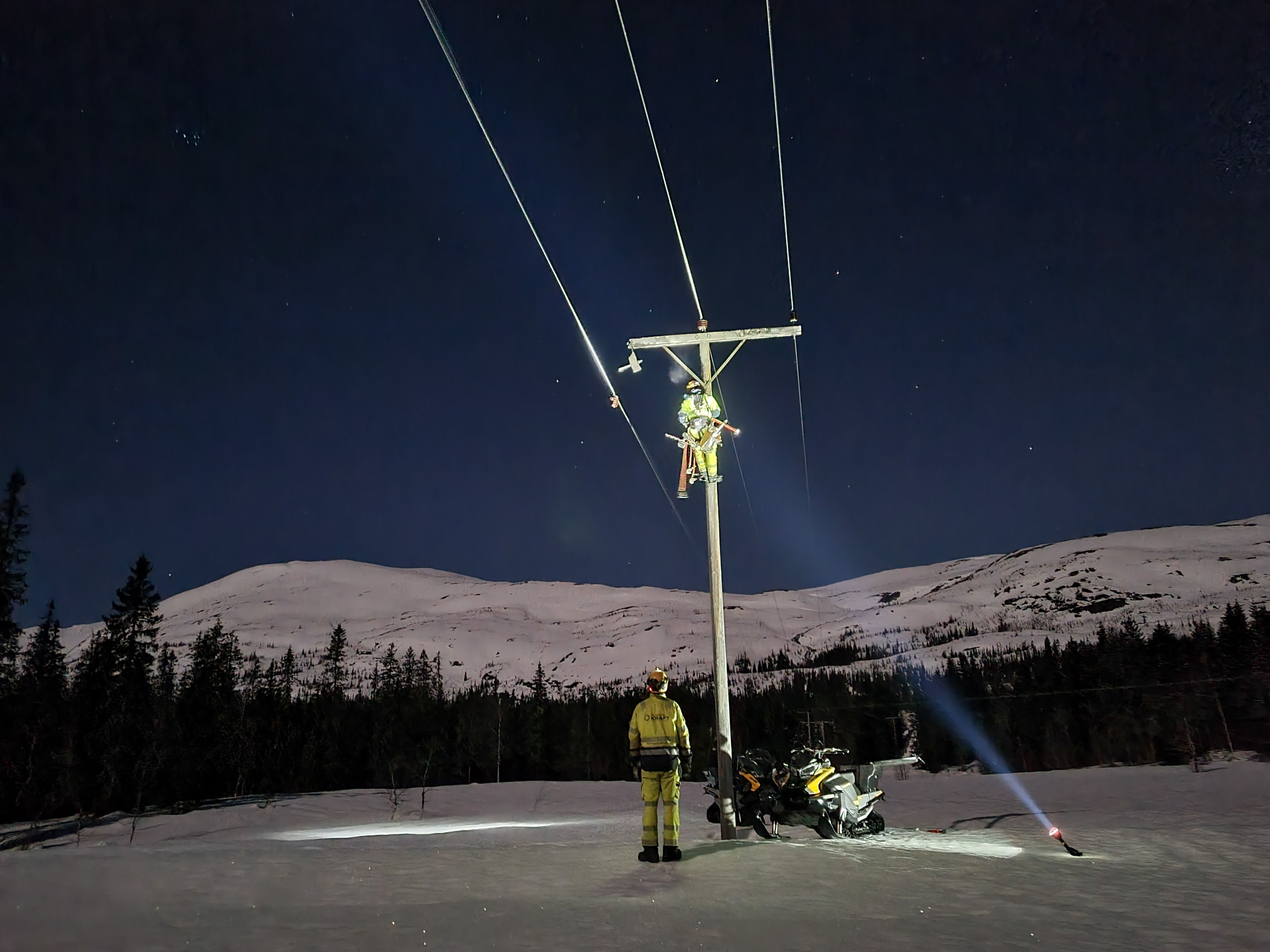 Feilretting i stolpe: Et bilde av en stolpe om natten, omgitt av naturlig landskap og belysning.