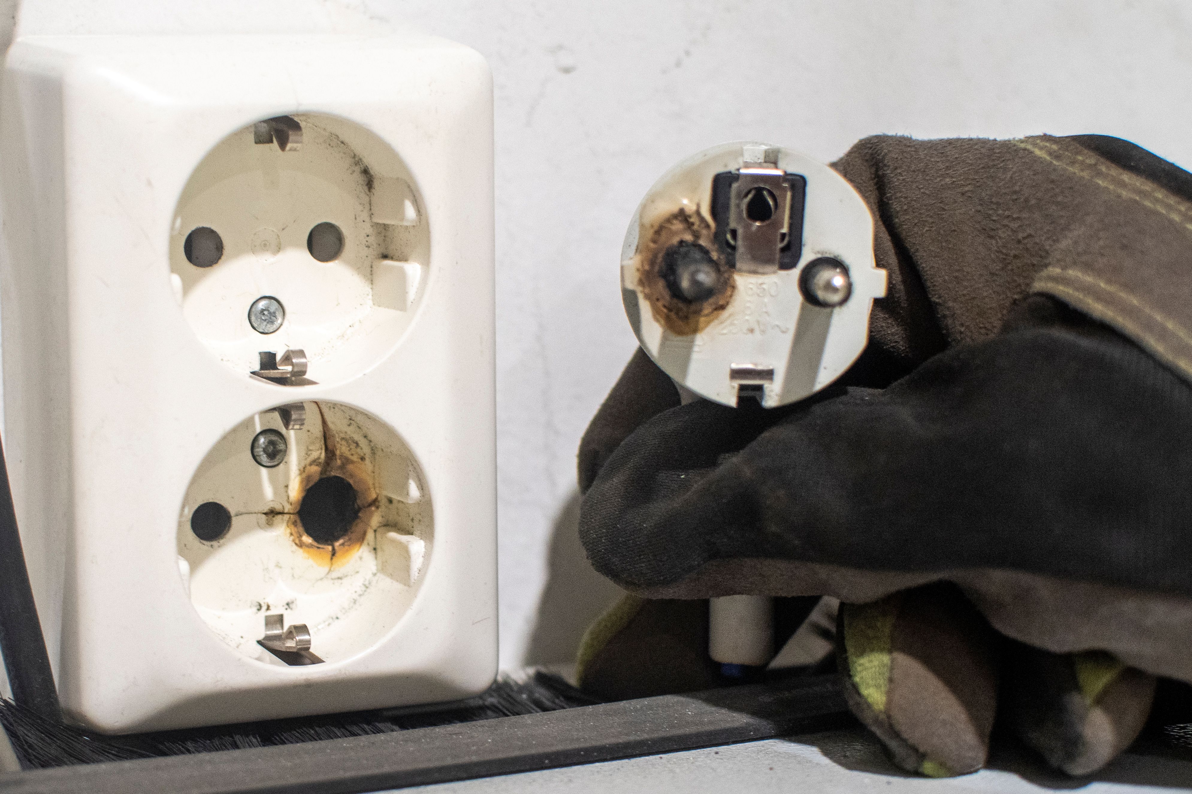 Brannmerker i stikkontakt