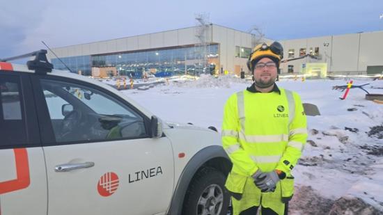 Kim Kildal foran den nye flyplassen på Mo