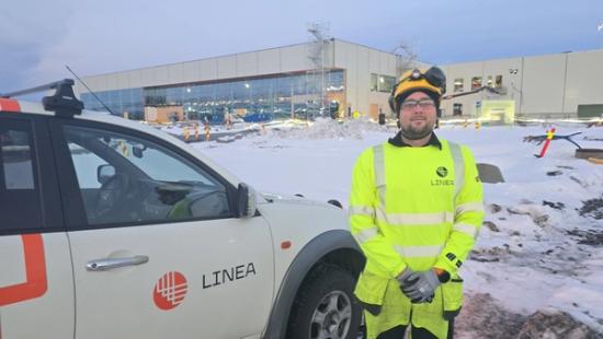 Kim Kildal foran den nye flyplassen på Mo