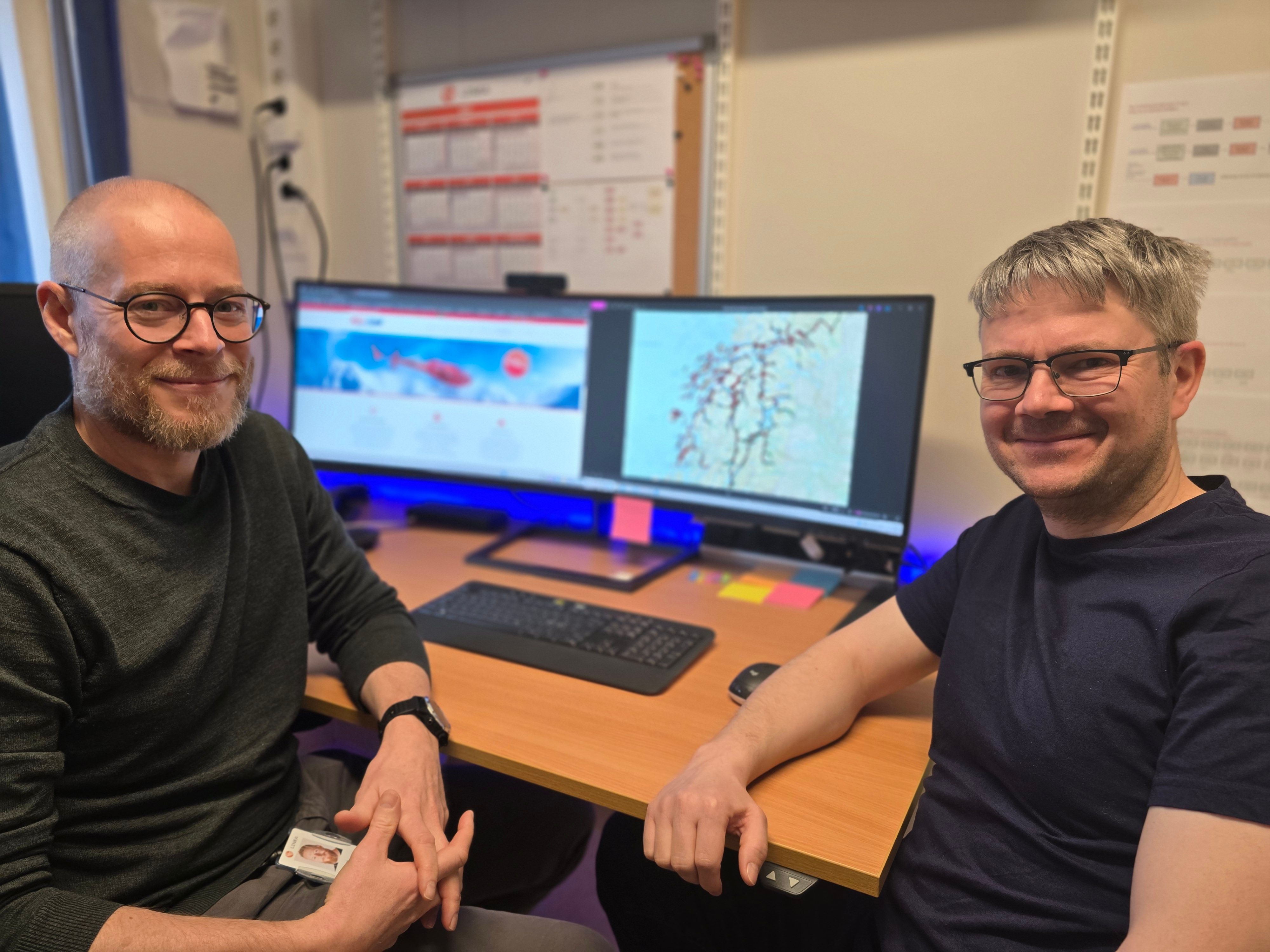 Eskil Strøm og Jørn Andersen på kontoret foran PC
