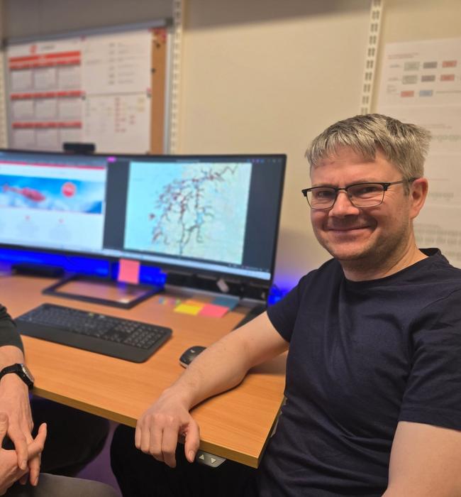 Eskil Strøm og Jørn Andersen på kontoret foran PC