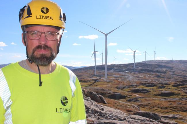 Steinar Benum står ved norges største vindkraftverk