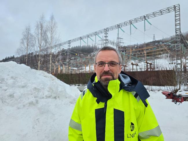 Steinar Benum foran trafo anlegg