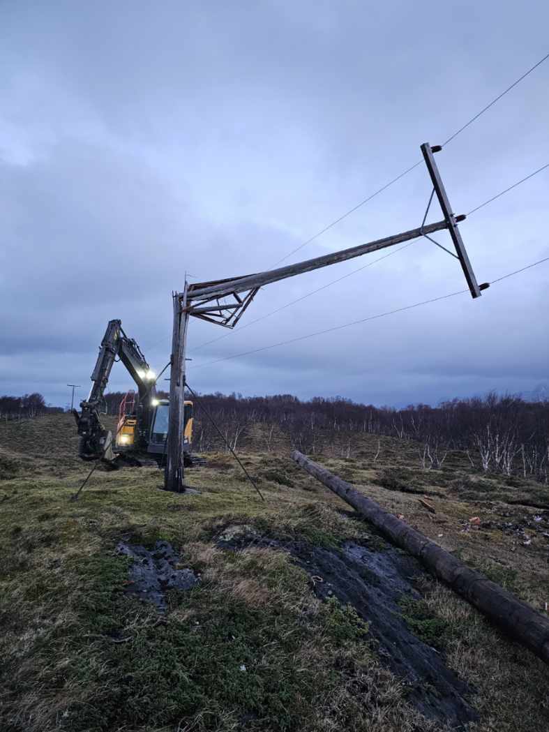 Knekt stolpe etter uværet. 