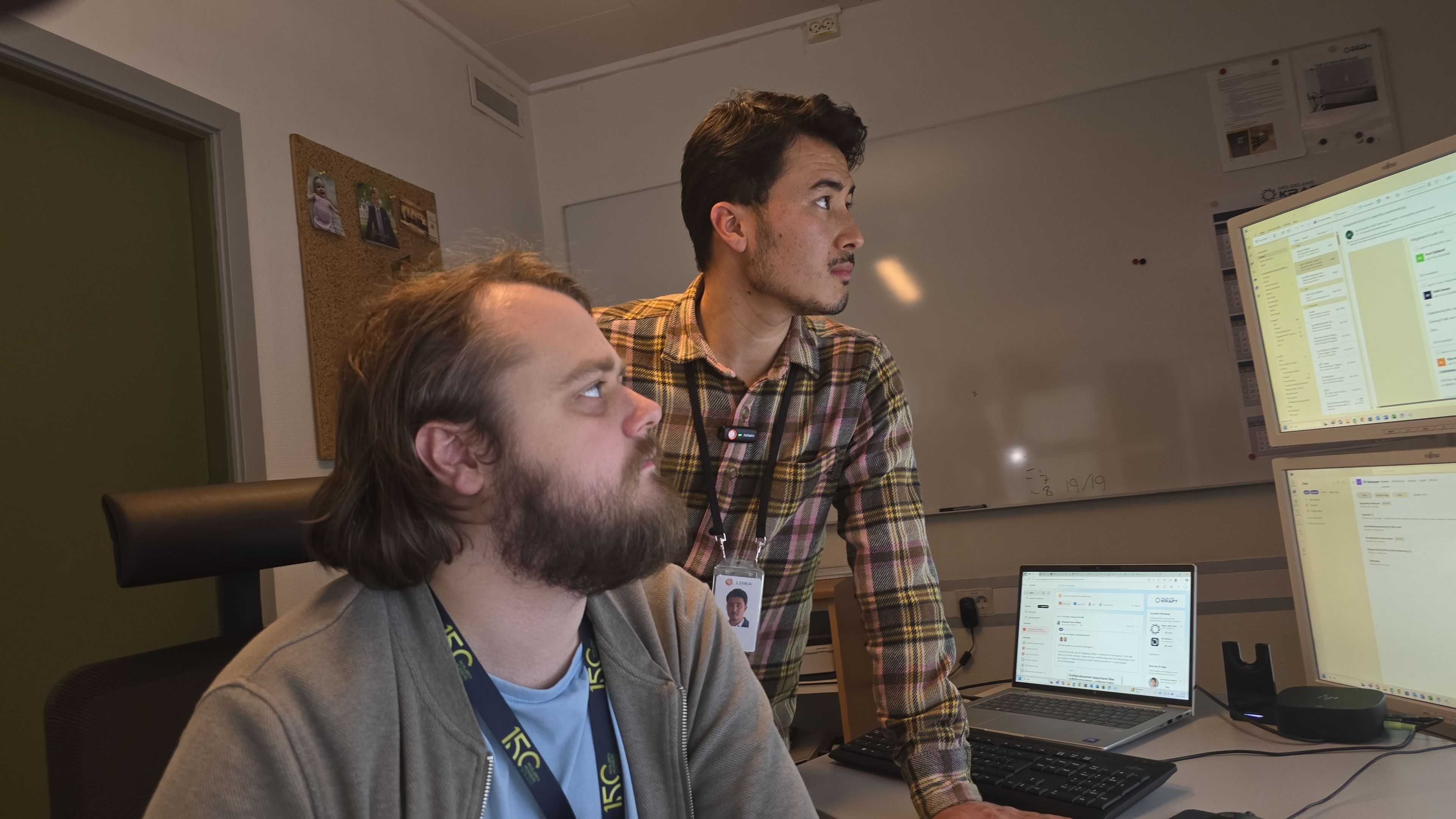 Ansatte på driftssentralen følger med