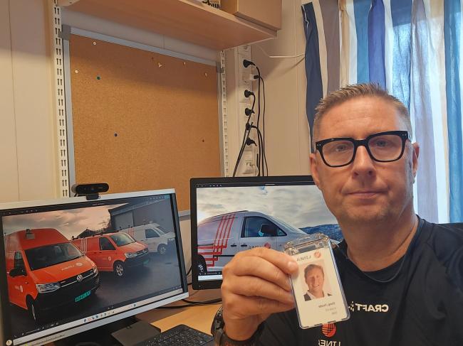 Frode Dorp viser profileringen som brukes i selskapet
