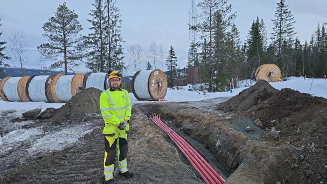 Mange tunge store tromler med strømkabler er lagt ned