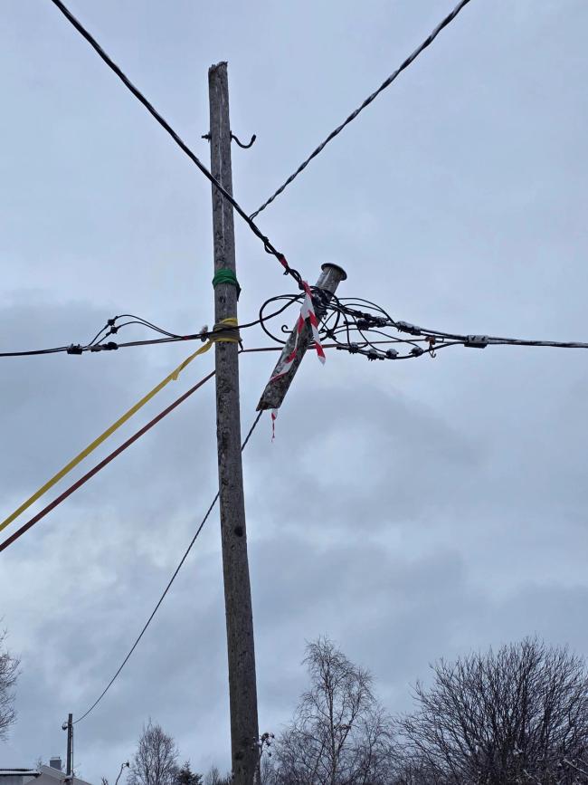 Viser knekt lavspentstolpe