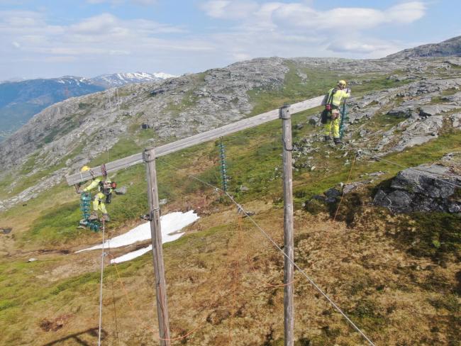 Montører i master som driver vedlikehold