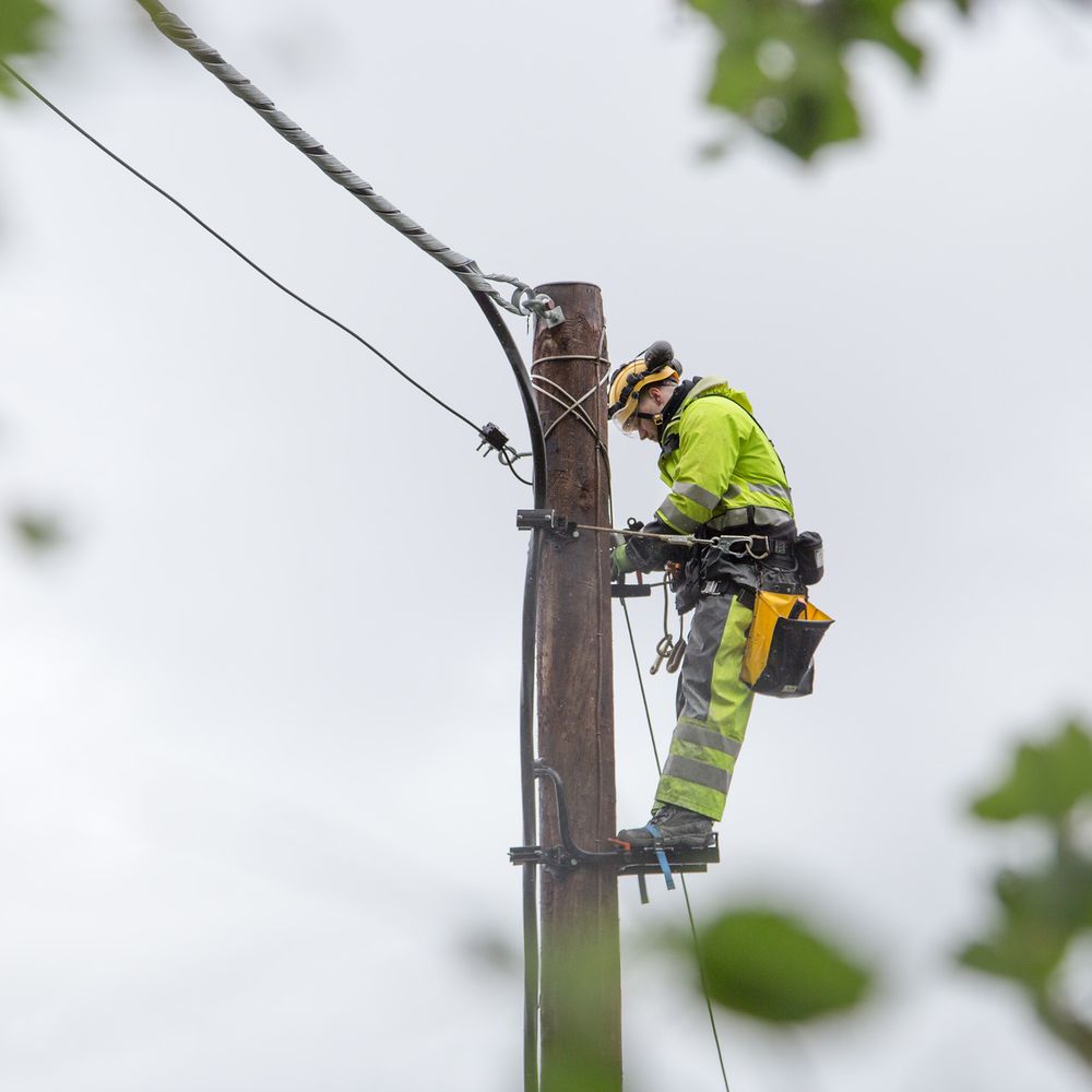 Montør som jobber i stolpe