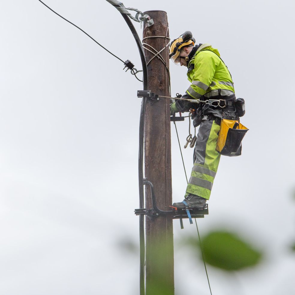 Montør som jobber i stolpe