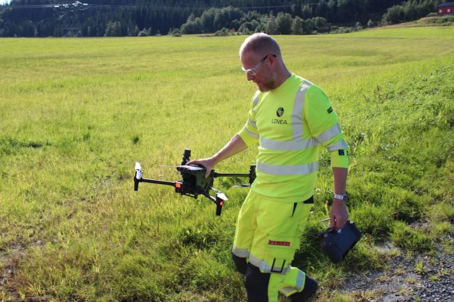 Eskil ut med stor drone