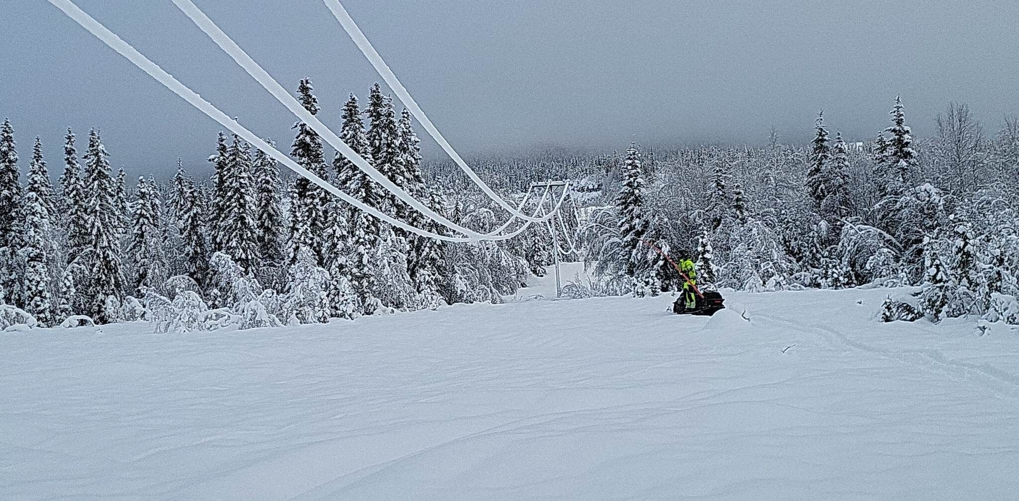 Snø på linjene begynner å slippe, skaper blinking og kortere strømbrudd