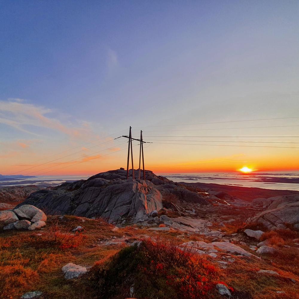 Strømlinje ved kysten, med vakker natur og solnedgang