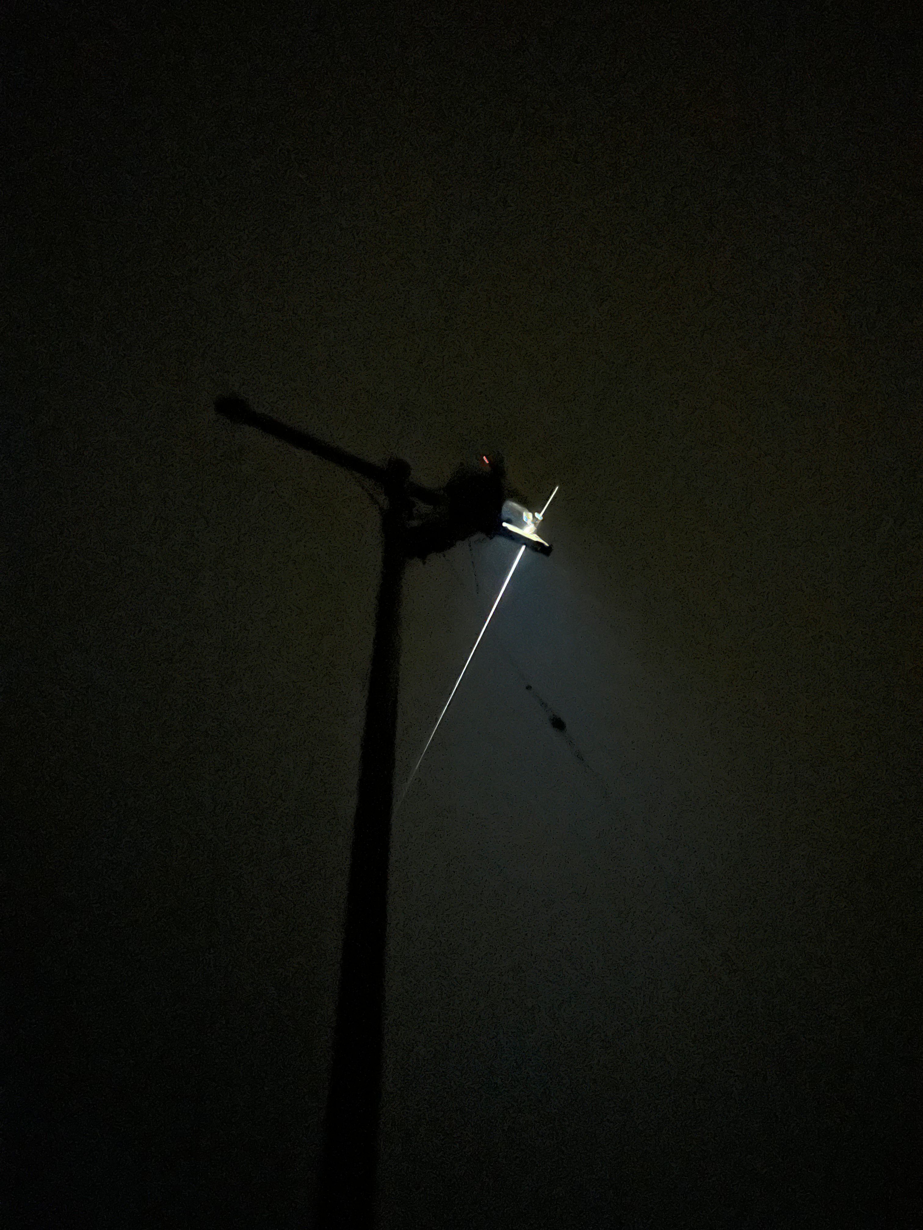 Montører ute i vanskelig værforhold