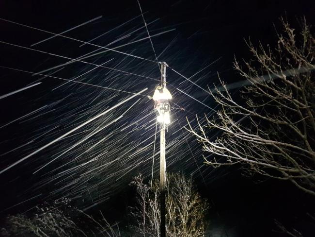 Montør i stolpe under feilretting