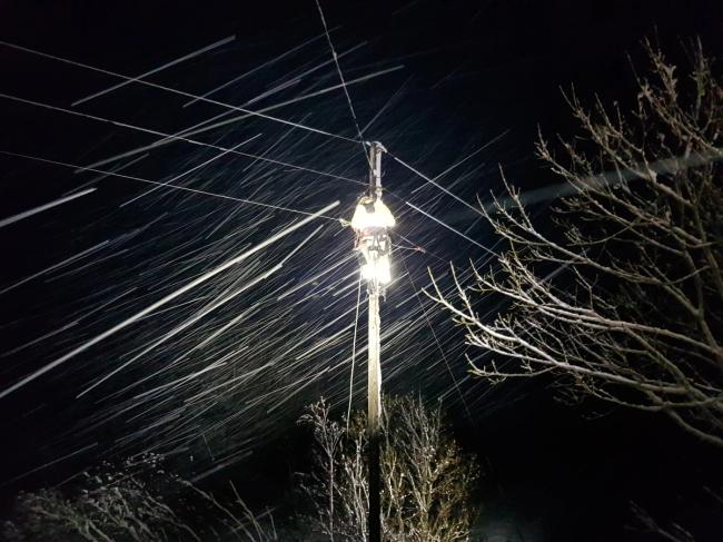 Montør i stolpe under feilretting