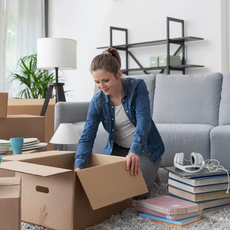 Dame som pakker en eske