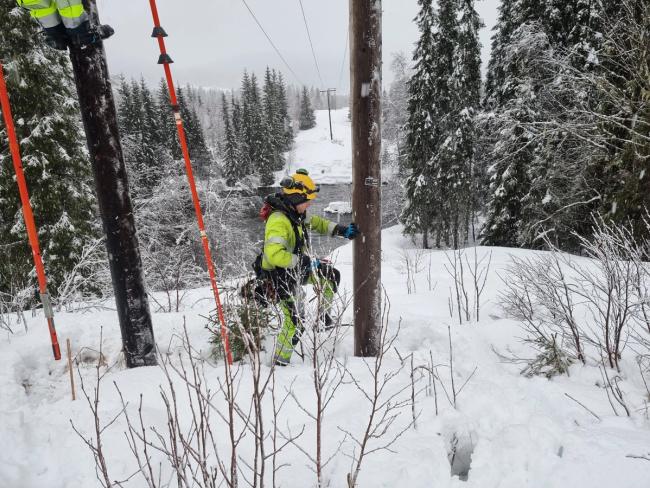 Krevende fremkommelighet for Linea sine montører med all den snøen som har kommet den siste uken