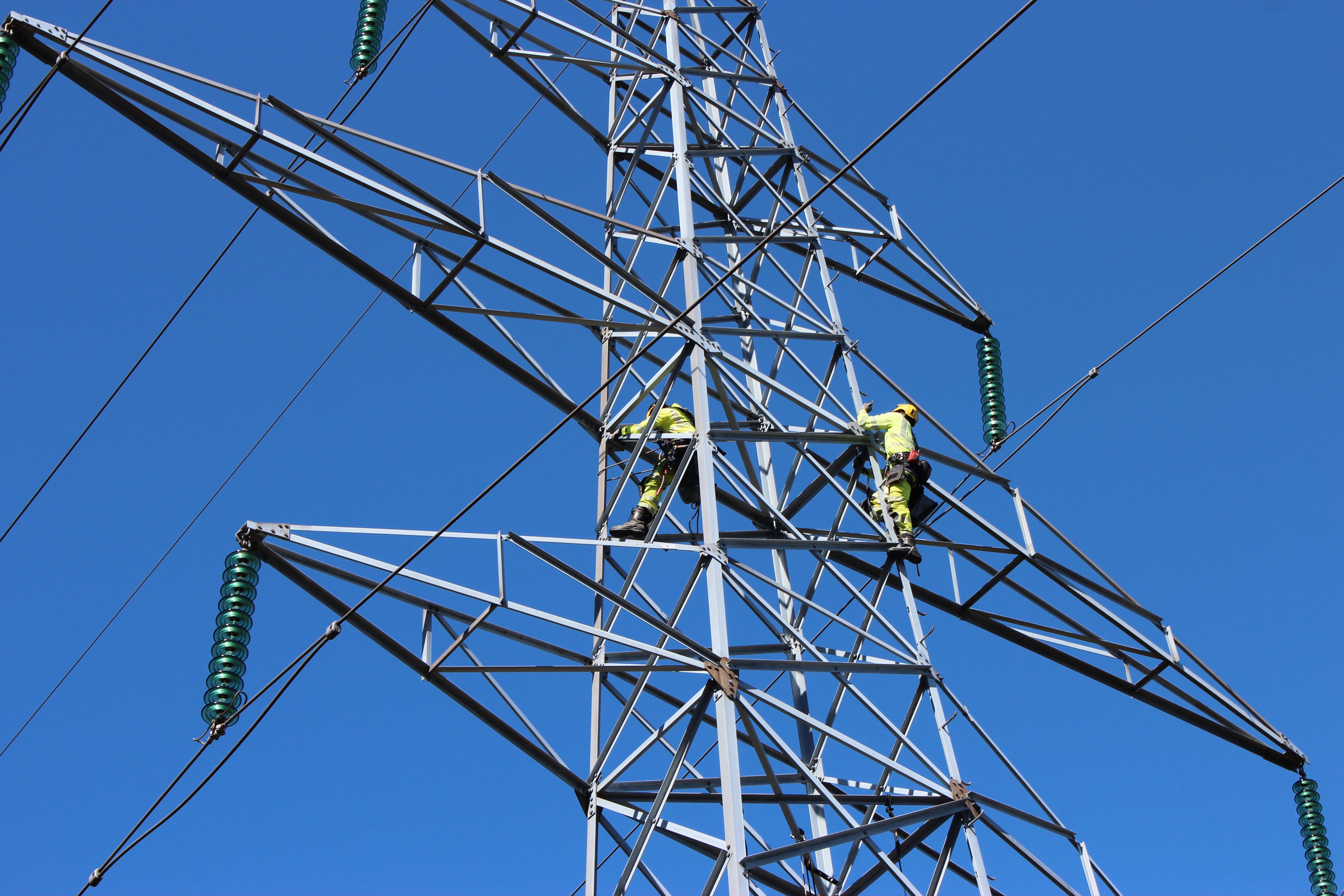 Etterstramming av bolter i høyspentmast