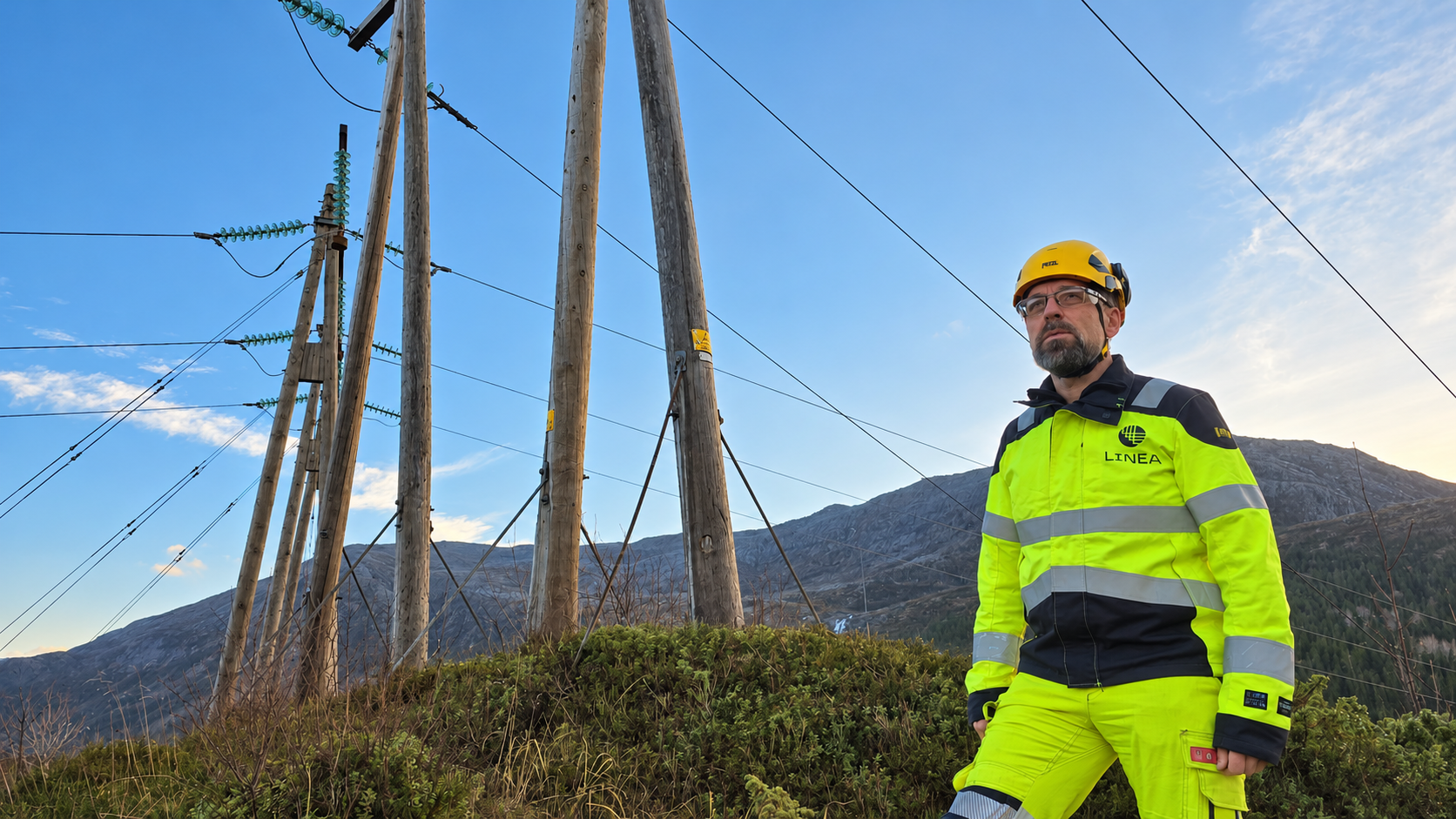 Daglig leder Steinar Benum ser utover strømnettet ved Leirosen. Store deler av nettet på Helgeland må fornyes for å sikre en trygg strømforsyning og møte fremtidens behov. Foto: Frode Dorp / Linea.
