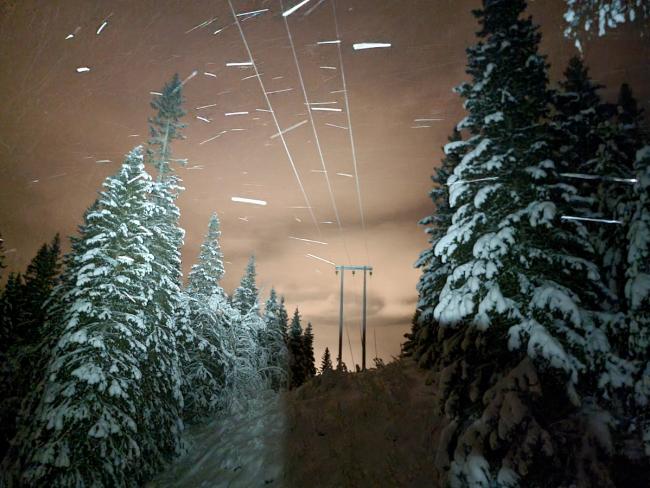 Kveld med snøvær over strømlinjene på Helgeland