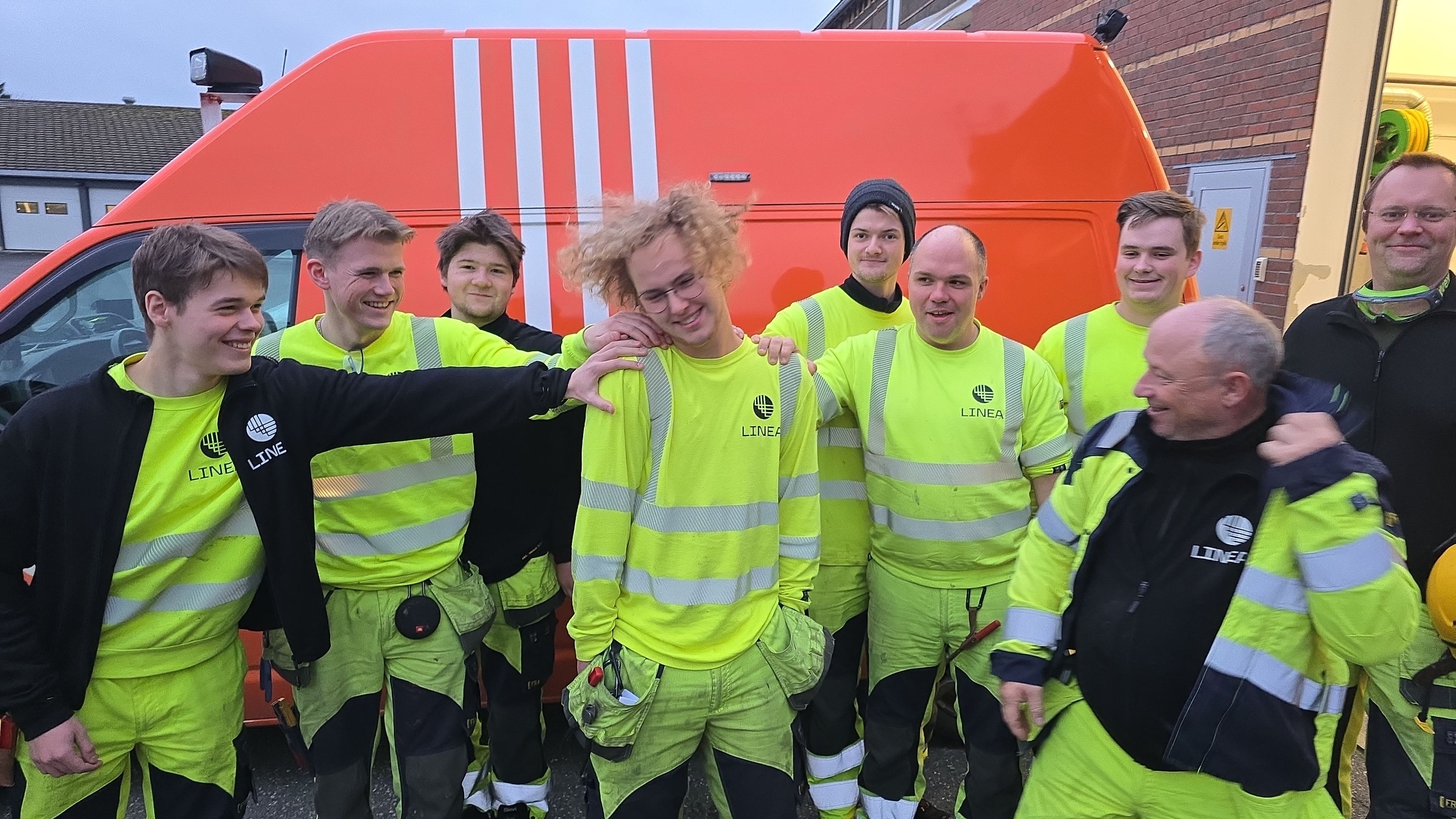 Verneombud Sverre Martin Adolfsen flankert av resten av montasjelaget i Sandnesjøen