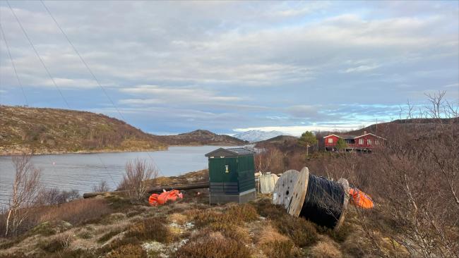 Nytt materiell flydd inn med helikopter for å skåne veiene mest mulig på Sauren